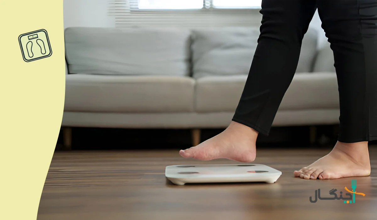 تصویر شخص درحال وزن کردن خود