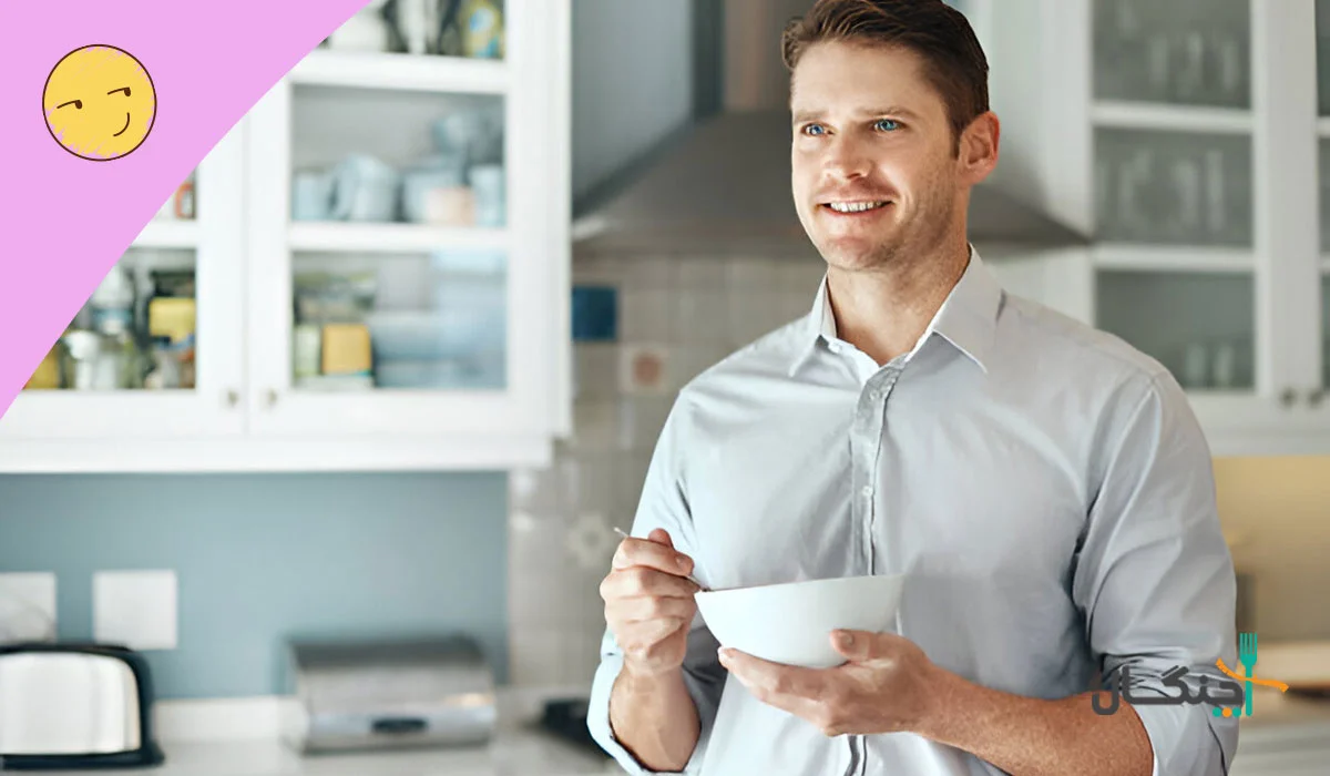 یک مرد درحال میل کرذن غذای رژیمی